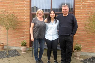 Chanipa Wongcharoen fra Thailand i selskab med sin værtsforældre Pia og Jan Lorenzen i Brande. ?Privatfoto