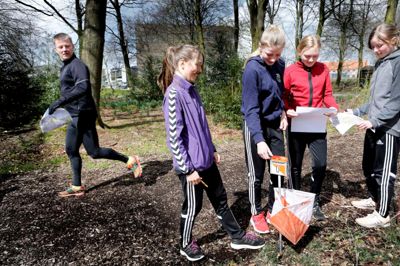 Herning Orienteringsklub sendte lørdag omkring 100 løbere ud på ruterne til klubbens Find Vej Dag. Her er det veninderne Karen Nielsen, Katrine Holm, Freja Frølund og Thea Solsø fra Tjørring, der »chipper« ud på løbet fra startstedet i Søndre Anlæg. ?foto: henrik ole jensen
