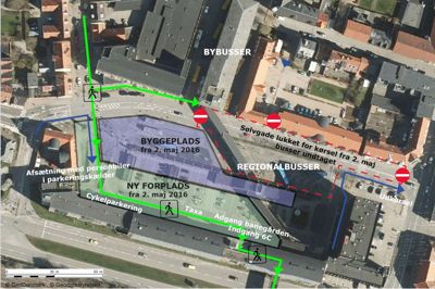 Fra i dag, mandag, sker en del ændringer på banegårdspladsen i Herning. Renoveringen bevæger sig videre mod Sølvgade, og det medfører, at gaden bliver lukket for gennemkørsel. Der bliver desuden nye adgangsveje for gående, ligesom gangbroen over Sølvgade bliver fjernet. ? Foto: Herning Kommune