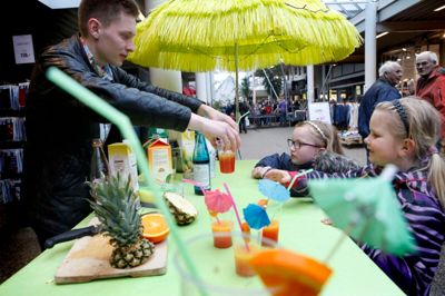 Ved en rigtig havefest hører drinks sig til, pyntet med både sugerør, frugt og papirsparasoller. Drikken var selvfølgelig børnevenlig. ?foto: Henrik Ole Jensen