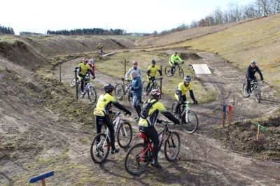 Flere cykelklubber har allerede været omkring Sørvad Fodboldgolfs mountainbike-bane for at køre cykelrally. Billedet viser også den flade øvebane, der er anlagt i bunden af den tidligere grusgrav, mens de fire baner snor sig op og ned ad siderne. ?privatFoto