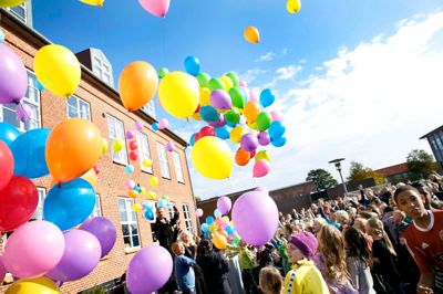 På Dalgasskolen og Blåhøj Skole forbereder man sig til det kommende år. Billedet er fejringen af folkeskolens 200-års jubilæum. ?Foto: Flemming Hansen