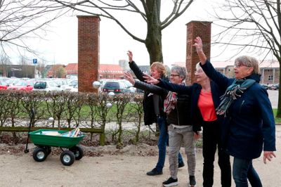En af nyhederne i »Koloritten« er pétanque på egen bane, anlagt i et hjørne af Markedspladsen. På billedet er aktivitetskoordinator Linda Nielsen, aktivitesmedarbejder Karin Fløe og brugere og frivillige på »Koloritten« Birthe Nielsen og Gynvor Kristensen, der kaster med kuglerne på den nye bane. ?Foto: Peter Jessen