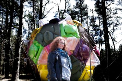 45-årige Pia Worm er ny leder af Skovsnogen ved Døvling Meldgaard Skov. Udstillingsstedet er overgået til at være en fond som en fremtidssikring af stedet. ? foto: Henrik Ole Jensen