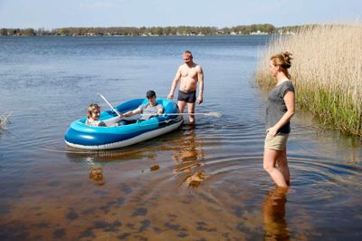 Der var mange måder at nyde weekendens solskin på. Her er fire venner ved Sunds Sø for at hygge sig. I båden er det Denis Silko og Irena Marcinkeviciene, mens Guntars Blosinc og Jouita Grigaliunaite har fødderne i vand.?Foto: Tom Laursen