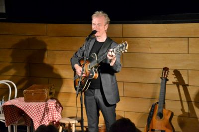 Carsten Knudsen er ham fra De Nattergale, men havde også andet på repertoiret, da han gik på scenen med sit show i Dagmar Bio. ??privatfoto