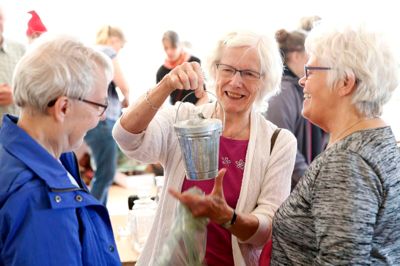 Birgit Sand fra Drantum havde fundet sig en gammeldags skraldespand i miniatureudgave, som hun ikke kunne stå for. Hun havde dog endnu ikke en idé om, hvad den skulle bruges til. Foto: Tom Laursen