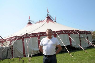 Dennis Enoch, medejer af Cirkus Dannebrog, beklager, at man på grund af tekniske problemer ved nedtagningen af teltet i Herning, måtte aflyse mandagens forestilling i Ikast. Nu er cirkusset på plads i Silkeborg. ? Foto: Thomas Vang Nielsen