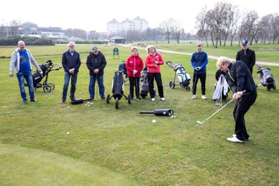 Golfbegynderne lytter til træner Nicolas Bay Jensens råd, men det er nu ikke altid, at elevernes bolde flyver lige så flot som lærerens. ? Foto: Tom Laursen