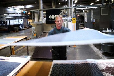 54-årige Kurt Sandholm er industrioperatør på Egetæppers fabrik i Herning og står blandt andet for at tjekke tæppeprøver; farverne og mønstrene skal være 100 procent nøjagtige.
Foto: Flemming Hansen