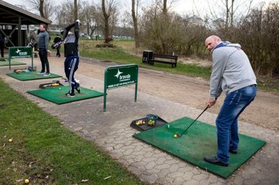 På den såkaldte driving range kan klubbens medlemmer træne løs og sende spandevis af gule træningsbolde af sted. Stræk venstre arm. Løft numsen. Rank ryggen. Kig på bolden. Hold fødderne parallelle. Rotér i hofterne. Træneren udstikker masser af råd og formaninger, som man så efter bedste evne forsøger at huske. ? Foto: Tom Laursen