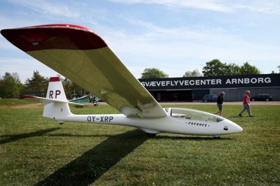 Dårligt vejr satte en stopper for afviklingen af danmarksmesterskaberne i svæveflyvning i går, fredag, ved Svæveflyvecenter Arnborg. Der var for lidt opdrift til, at arrangøren turde sende de 56 piloter på vingerne. Vejrudsigten for i dag, lørdag, så heller ikke lovende ud, men mesterskaberne ventes søndag at kunne sluttes med en sidste flyvning, hvor flere piloter fra Herning Svæveflyve Klub ligger helt fremme.? foto: flemming hansen