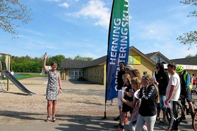 Udvalgsformand affyrede et skud med start-pistolen, og så var de faste poster indviet. Det er Herning Orienteringsklub, der har stået for at skabe posterne sammen med lokale fra byen. Der er mulighed for at komme af sted igen på mandag, hvor klubben holder et pinse-orienteringsløb, hvor Dorte West også regner med at deltage. ?foto: Ida TRue Berg