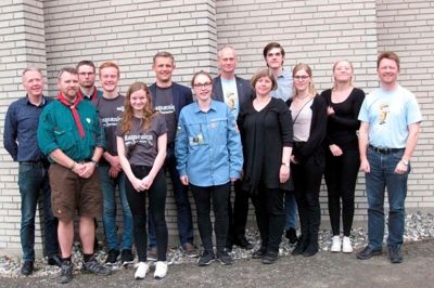 Ole Winther (t.v.), præsident i Hedens Y's Men's Club, sammen med repræsentanter for de organisationer og foreninger, som fik penge ved fondsuddelingen. ? PRivatfoto