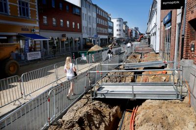 Arbejdet med at renovere gågaden er godt i gang, og det samme er banegårdspladsen. Byrådet vil gerne kæde de to sammen og har frigivet tre millioner kroner til istandsættelse af området omkring Sølvgade. ?Foto: Henrik Ole Jensen