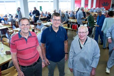 61-årige Poul Siggaard (t.v.) får sit efterlønsbevis til oktober og regner med at fortsætte i to år derefter. 66-årige Jens Christian Bay (t.h.) tager et år ad gangen, mens 57-årige Kurt Høj endnu ikke gjort sig nogle tanker om hvad der skal ske på længere sigt. ?Foto: Tom Laursen