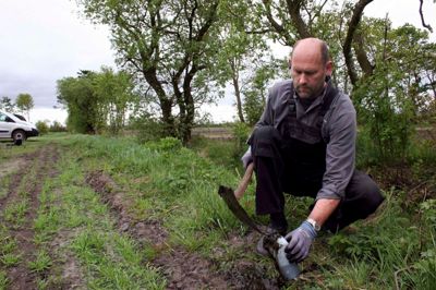 - I landbruget gør vi, hvad vi kan for at passe på vores miljø. Jeg skal for eksempel kunne opbevare gyllen i ni måneder. Men kommunen kan ikke holde kloakvandet væk fra naturen efter et regnskyl, siger Jens Kr. Nielsen med skovlen nede i slammet fra Simmelkærs kloakker.? foto: jesper wind