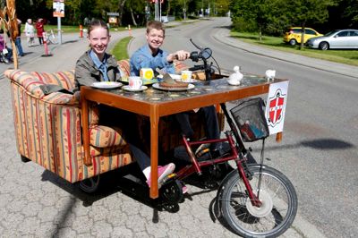 Sådan kan man også pynte sin cykel, så den mest af alt ligner en sofa med tilhørende bord. Det var FDF i Kibæk, der havde stået for det kreative indslag i fjor. FDF vandt da også for flottest pyntede cykel. ?foto: Henrik Ole Jensen