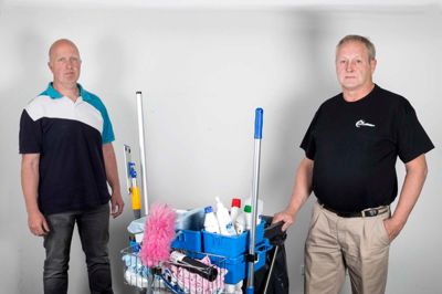 Ole Andersen (t.v.), som ejer Ole A Multiservice og hans ansatte Jens Peter Hammer har de seneste to år været igennem en hård periode, som begyndte, da Ole Andersen overtog en del af aktiviteterne i rengøringsfirmaet Yalcin Erhvervsservice. ?Foto: Tom Laursen