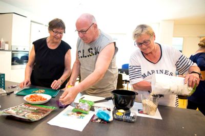Livet er blevet nemmere for Elke Wendt, Bent Møller og Jytte Pedersen, efter at de har deltaget i kommunens rehabiliteringskursus for borgere med en kronisk sygdom. På kurset lærer de både om motion og om mad, som er nem at gå til i hverdagen. Denne dag står menuen blandt andet på tortillas med avocado og tun. ? Foto: Tom Laursen