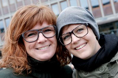 Louise Friis og Heidi Gade, Lind:
- Vi er ude for at finde det, vi ikke kan leve uden, siger Heidi Gade med et stort smil. - Vi har ikke fundet det endnu, fortsætter hun og slår ud med armene. Heidi Gade og veninden Louise Friis er på tøsetur, og de er cyklet fra Lind ind til kræmmermarkedet på Torvet i Herning De håber, at de måske kan finde nogle 70'er ting, for de skal snart til 70'er fest. Heidi Gade kigger også efter grønne vinglas og platter med citater på, mens Louise Friis kigger efter »noget hjem til, hvis det lige er der«. Og så er de her af nysgerrighed, fordi de synes, det er dejligt, at der sker noget i Herning. ?Foto: Henrik Ole Jensen
