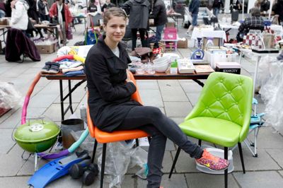 Christine Søndergaard Larsen synes, det er en god tanke, at man kan genbruge sine ting ved at sælge dem på et kræmmermarked. - Jeg giver også rigtig meget til genbrug, fortæller hun. Der ender det tøj, hun ikke får solgt på markedet, nok også, tror hun. ?Foto: Henrik Ole jensen