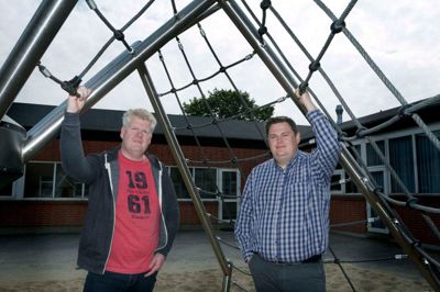 »Edderkoppen« i skolegården i Aulum var udgangspunktet for debatten mellem Henrik Bank og Brian Larsen, der ser forskelligt på skolereformen. ? foto: Henrik Ole Jensen