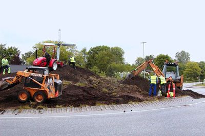 Sådan så det ud i slutningen af maj, da man var begyndt på arbejdet med at forskønne den nye rundkørsel. ?privatfoto