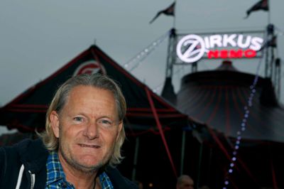 jan rindom, gjellerup:
- Jeg har set det de seneste fem år, og det bliver ved at være sjovt. Søren Østergaard er god til at bære det, og han kan få intet til at blive til alt. Det er en skam, at der er tomme pladser, for det er en sindssygt forrygende forestilling.