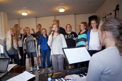 Eleverne øver forud for forårskoncert på Hestlund Efterskole. Privatfoto