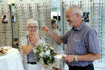 Tove og Bjarne Andersen fra Thyregod blev i går budt på boblevand og kransekage, da de modtog en præmie i en landsdækkende konkurrence hos optikerkæden Louis Nielsen.? Foto: Flemming Hansen