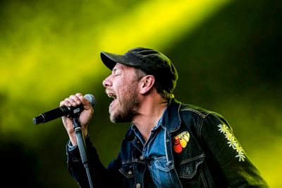 Johan Olsen fra Magtens Korridorer anbefaler det herningensiske coverband Konkurs. Foto: Tom Laursen