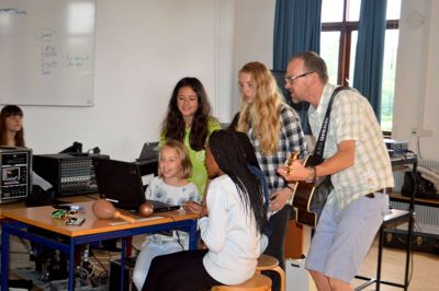 - Det lyder bare skide godt. Det tidligere Shubidua-medlem Jørgen Thorup var ikke fedtet med opmuntringerne, da en ny sang så dagens lys på Klovborg Friskole. ?Foto: Flemming Thulstrup