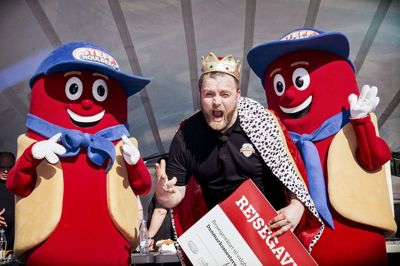 Palle P. Christensen fra Ikast er blandt andet oppe imod denne grovæder, Ruben Lemcke-Mikkelsen fra Nordjylland, der forventer at kunne indtage 40 hotdogs i finalen fredag 3. juni. Under kvalifikationen spiste han blandt andet to store burger-menuer på 51 minutter. ?PR-foto
