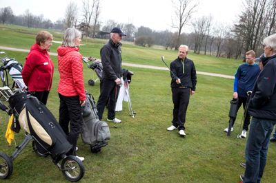 Hvis man gør, som træneren siger, så kommer man forholdsvis hurtigt ned i handicap - i teorien i hvert fald. Golftræner Nicolas Bay Jensen forklarer begynderholdet, at man skal ramme bolden - og ikke jorden - først. ?Foto: Tom Laursen