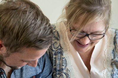 Sportsjournalist Ole Bitsch og hustruen Janni Søndergaard Bitsch med deres nyfødte pige, der er borger nummer 41.000 i Ikast-Brande Kommune. Foto: Tom Laursen