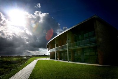 Hvis man som dødeligt syg patient på Anker Fjord Hospice i Hvide Sande får det bedre - eller hvis man bare ønsker at komme hjem at dø - kan man blive udskrevet. Hospicet har derfor brug for et antal frivillige navigatorer, der kan støtte sårbare patienter efter udskrivelsen til eget hjem. ?Foto: Flemming Hansen