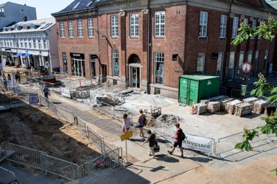 Belægningsarbejdet på første etape af gågaderenoveringen er gået i gang og bevæger sig fra Torvet mod Bryggergade. ? foto: tom laursen