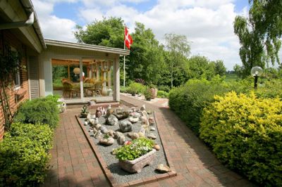 Den store have hos Ester og Peter Mosekjær er unik med sin blanding af natur og kunst. ?Foto: Privat