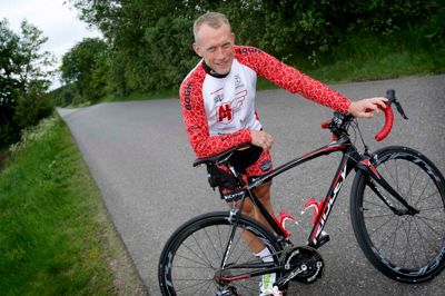 Normalt er Dan M. Nielsen fra Sinding at finde på cyklen udendørs, men lørdag er han indenfor i fitnesscentret Lookfit for at samle penge ind til børn på julemærkehjem.?Foto: Henrik Ole Jensen