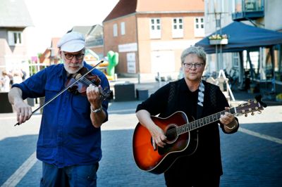 Gademusikanterne Ole og Elsebeth Arnbak satte musik i hele byen. Såvel ude som inde allerede fra starten klokken 16.00, hvor kun få var mødt frem på grund af heden. Klokken 18.00 myldrede folk ind i byen.
Foto: Flemming Hansen