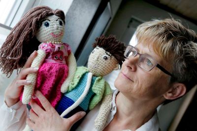 14 syge børn rundt om i hele verden har fået en dukke, som Hanne Lykke Asbæk fra Snejbjerg har hæklet. Dukkerne ledsages af en lille engelsksproget følgeseddel. På den står der blandt andet: »Stuffed with love and well wishes. No matter what you are going through, this friend will be there«: Fyldt med kærlighed og gode ønsker. Uanset hvad du går igennem vil denne ven være hos dig. ? Foto: Henrik Ole Jensen