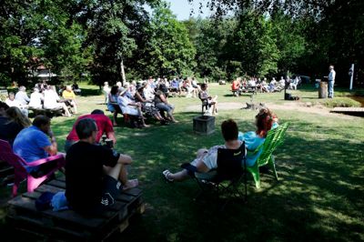 Sol og sommer og svidende ord mod den manglende humanisme i dansk politik i forhold til flygtninge var på programmet ved grundlovsmødet på Familiehøjskolen »Skærgaarden«.?foto: flemming hansen