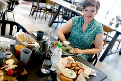 Dorte Bille besøger ofte den nye café, og ofte bestiller hun smørrebrød. I dag er det dog en vegetarret. ?foto: henrik ole jensen