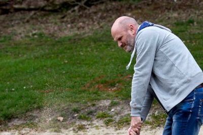 En byge af sand sendes af sted, og forhåbentlig - men bestemt ikke altid - vil bolden befinde sig på toppen af sandstormen og lande inde ved hullet. ?Foto: Tom Laursen