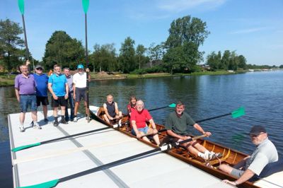 Herning Roklub fylder 80 i år, hvilket markeres i efteråret. Ved 75-års jubilæet fandt klubben frem til 12 roere, der havde roet i klubben for omkring 50 år siden, og de mødes nu hvert år den første lørdag i juni for at ro, spise og udveksle minder. Roerne på broen fra venstre: Edvard Pedersen, Ole Ellerbæk Nielsen, Niels Honoré, Regnar Michelsen og Hans Nielsen. I båden fra venstre er det Kurt Jensen, Margit Krog, Erling Jensen, Finn Koldby Andersen og Leif Jensen. ?Privatfoto