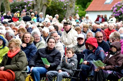Sommerstævnet 2015 var en kold fornøjelse. Alligevel var parken fyldt med folk, der ville høre Møltrups nye formand, biskop Henrik Stubkjær, holde festtalen. ?Foto: tom laursen