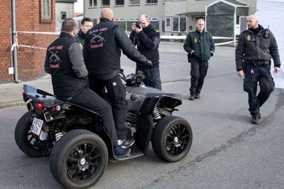 1. april holdt Black Army et-årsfødselsdagsfest for deres klubhus i Herning under stor bevågenhed fra politiets side. Midt- og Vestjyllands Politi har anbefalet Herning Kommune at holde øje med om børn og unge tiltrækkes af bandemiljøet. ? foto: herning folkeblad