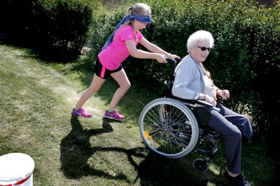 Plejecenter Birketoft i Aulum har lige som skolerne fokus på motion og bevægelse. Billedet her er fra et tidligere sommer-OL i samarbejde med byens friskole.