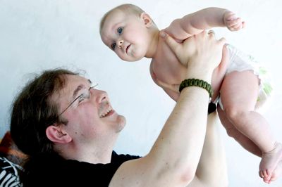 Troels Thylstrup fra Herning er netop gået på barsel i fem måneder, og som han skrev på Facebook: »Fem måneder hvor det er mig, der skal gå turen på den ukendte sti som førstegangsforælder, og det skræmmer mig! Derfor er det jo fantastisk, at der er mulighed for at møde ligesindede førstegangsforældre i blandt andet mødregrupper, hvor man kan dele sine problemer og bekymringer, sparre med hinanden og glæde sig over den udvikling, de nye, små gennemgår. Det viser sig at være en anden virkelighed jeg kommer til at gå i møde, for jeg passer ikke ind i den mødregruppe som min datter er i. Fordi jeg er »En mand« - og dermed ikke en mor, med hormoner og de oplevelser, der fulgte i kølvandet på at føde«. Nu er Troels Thylstrup heldigvis kommet med i en mødregruppe i Lind. ? Foto: Henrik Ole Jensen